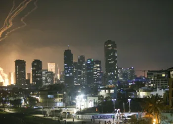 ടെൽഅവീവിൽ മിസൈൽ മഴ; ഇറാൻ്റെ കടുത്ത തിരിച്ചടി