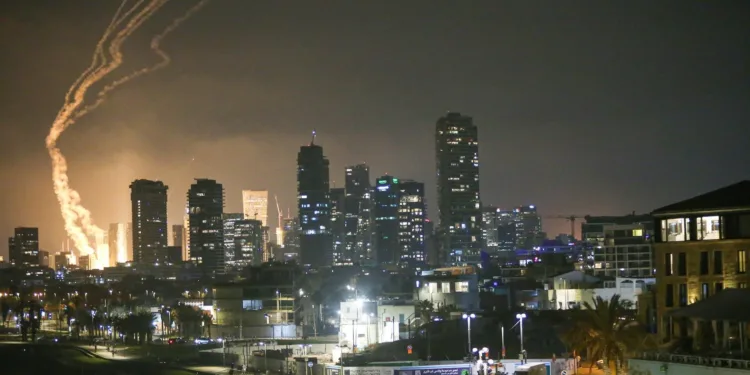 ടെൽഅവീവിൽ മിസൈൽ മഴ; ഇറാൻ്റെ കടുത്ത തിരിച്ചടി