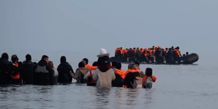 ‘ടാക്സി ബോട്ട്’ തന്ത്രം പ്രയോഗിച്ച് മനുഷ്യക്കടത്തുകാർ; യുകെയിലേക്ക് കടൽ കടന്നെത്തുന്നവരുടെ എണ്ണം റെക്കോർഡിലേക്ക്