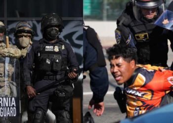 ലോസ് ആഞ്ചലസിൽ കുടിയേറ്റ വിരുദ്ധ റെയ്ഡിനെതിരെ വ്യാപക പ്രക്ഷോഭം; 400 പേരെ അറസ്റ്റ് ചെയ്തു