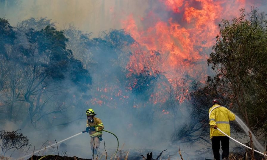 കാട്ടുതീ: എണ്ണ, വാതക സൗകര്യങ്ങൾക്ക് ഭീഷണി ; ജീവനക്കാരെ സ്ഥലം മാറ്റി കമ്പനികൾ