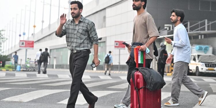 യുദ്ധസാഹചര്യത്തിലും വ്യോമപാത തുറന്ന് ഇറാൻ; ഇന്ത്യൻ വിദ്യാർഥികളുമായി ആദ്യവിമാനമെത്തി 1 യുദ്ധസാഹചര്യത്തിലും വ്യോമപാത തുറന്ന് ഇറാൻ; ഇന്ത്യൻ വിദ്യാർഥികളുമായി ആദ്യവിമാനമെത്തി