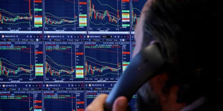 മ്യൂച്വൽ ഫണ്ടുകളെ മറികടന്ന് ETF-കൾ മുന്നേറുന്നു; പുതിയ നിക്ഷേപകർക്ക് അപകടസാധ്യതയോ? 1 മ്യൂച്വൽ ഫണ്ടുകളെ മറികടന്ന് ETF-കൾ മുന്നേറുന്നു; പുതിയ നിക്ഷേപകർക്ക് അപകടസാധ്യതയോ?