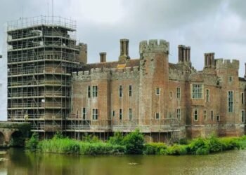 ബ്രിട്ടനിലെ ചരിത്രപ്രസിദ്ധമായ ക്വീൻസ് യൂണിവേഴ്സിറ്റി കാസിൽ തകർച്ചയുടെ വക്കിൽ!