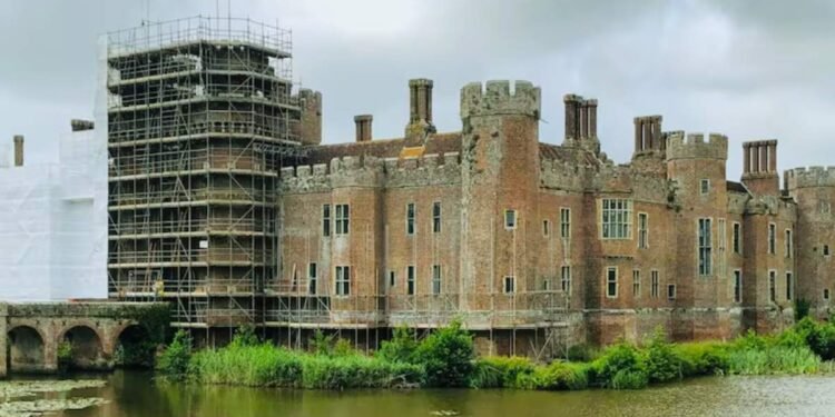 ബ്രിട്ടനിലെ ചരിത്രപ്രസിദ്ധമായ ക്വീൻസ് യൂണിവേഴ്സിറ്റി കാസിൽ തകർച്ചയുടെ വക്കിൽ!