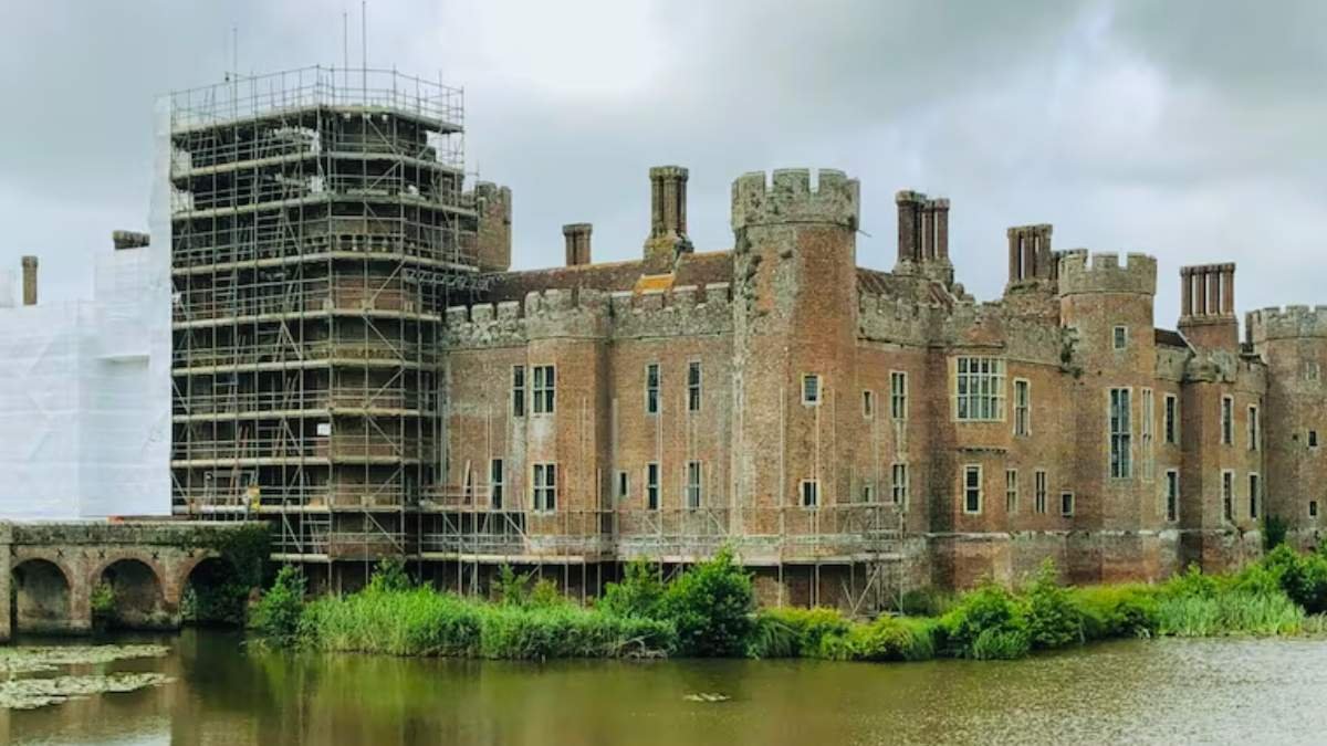 ബ്രിട്ടനിലെ ചരിത്രപ്രസിദ്ധമായ ക്വീൻസ് യൂണിവേഴ്സിറ്റി കാസിൽ തകർച്ചയുടെ വക്കിൽ!