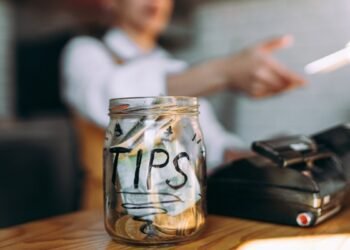 ടിപ്പുകൾക്ക് നികുതി വേണ്ടേ? കാനഡയിലും ചർച്ച ചൂടുപിടിക്കുന്നു!