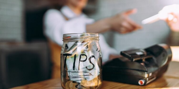 ടിപ്പുകൾക്ക് നികുതി വേണ്ടേ? കാനഡയിലും ചർച്ച ചൂടുപിടിക്കുന്നു!