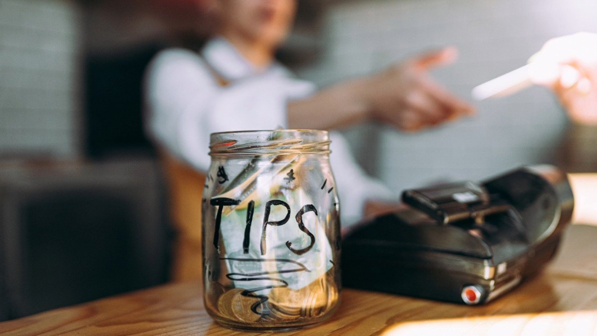 ടിപ്പുകൾക്ക് നികുതി വേണ്ടേ? കാനഡയിലും ചർച്ച ചൂടുപിടിക്കുന്നു!