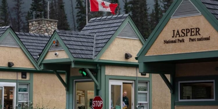 വൻ കാട്ടുതീയിൽ നിന്ന് കരകയറാൻ വിനോദസഞ്ചാരത്തെ ആശ്രയിച്ച് ജാസ്പർ!