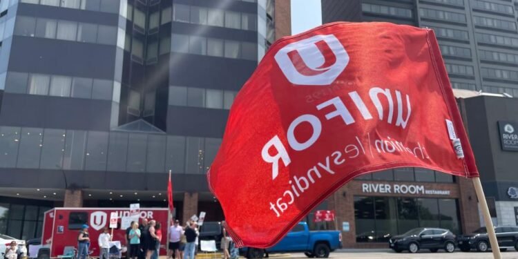 വിൻഡ്സർ ബെസ്റ്റ് വെസ്റ്റേൺ പ്ലസ് ഹോട്ടൽ സമരം: തൊഴിലാളികൾ ഇന്ന് അന്തിമ വോട്ടെടുപ്പിൽ 1 വിൻഡ്സർ ബെസ്റ്റ് വെസ്റ്റേൺ പ്ലസ് ഹോട്ടൽ സമരം: തൊഴിലാളികൾ ഇന്ന് അന്തിമ വോട്ടെടുപ്പിൽ