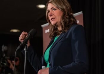 ആൽബെർട്ട സർക്കാരിന്റെ ആരോഗ്യനയം: വാക്സിൻ ലഭ്യത കുറച്ചതിൽ വ്യാപക പ്രതിഷേധം