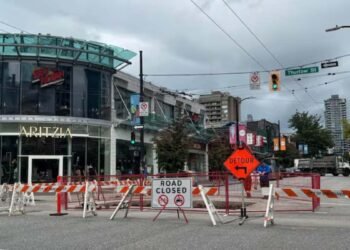 വാൻകൂവർ റോബിസൺ സ്ട്രീറ്റിൽ ഗർത്തം മൂലം റോഡ് അടച്ചു; ; ഗതാഗതത്തിൽ താൽക്കാലിക മാറ്റങ്ങൾ