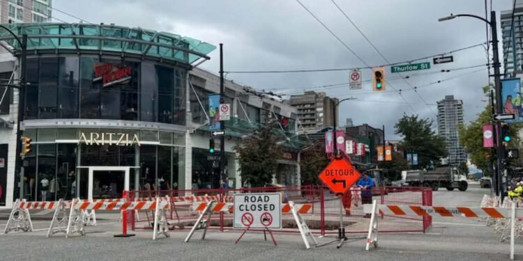 വാൻകൂവർ റോബിസൺ സ്ട്രീറ്റിൽ ഗർത്തം മൂലം റോഡ് അടച്ചു; ; ഗതാഗതത്തിൽ താൽക്കാലിക മാറ്റങ്ങൾ