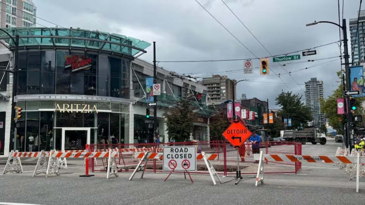 വാൻകൂവർ റോബിസൺ സ്ട്രീറ്റിൽ ഗർത്തം മൂലം റോഡ് അടച്ചു; ; ഗതാഗതത്തിൽ താൽക്കാലിക മാറ്റങ്ങൾ