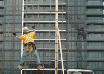 ഉയരങ്ങളിൽ നിന്ന് വീടുകൾ പണിയുകയാണ് അവർ; ഭവന പ്രതിസന്ധിക്ക് ഒപ്പം ഉയർന്ന് ലണ്ടൻ