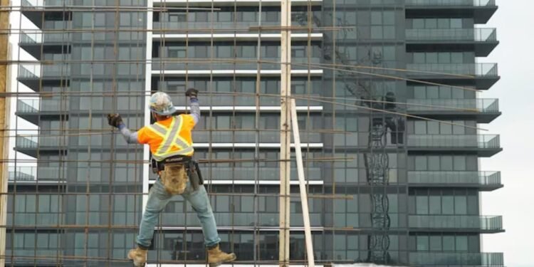 ഉയരങ്ങളിൽ നിന്ന് വീടുകൾ പണിയുകയാണ് അവർ; ഭവന പ്രതിസന്ധിക്ക് ഒപ്പം ഉയർന്ന് ലണ്ടൻ 1 ഉയരങ്ങളിൽ നിന്ന് വീടുകൾ പണിയുകയാണ് അവർ; ഭവന പ്രതിസന്ധിക്ക് ഒപ്പം ഉയർന്ന് ലണ്ടൻ