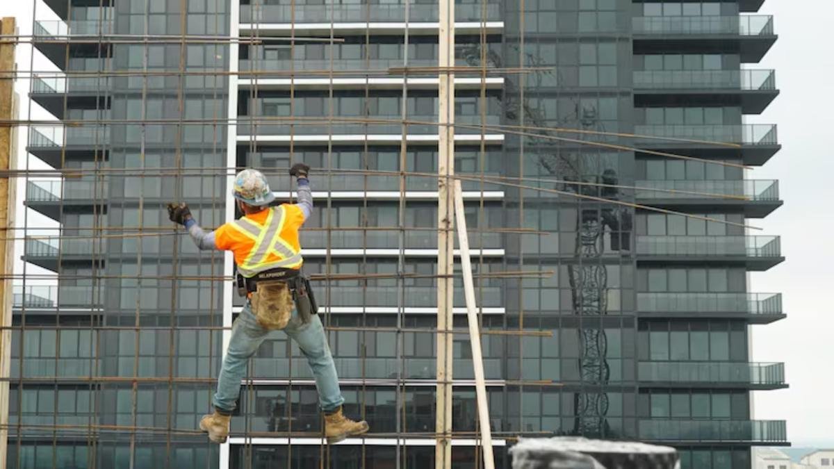 ഉയരങ്ങളിൽ നിന്ന് വീടുകൾ പണിയുകയാണ് അവർ; ഭവന പ്രതിസന്ധിക്ക് ഒപ്പം ഉയർന്ന് ലണ്ടൻ