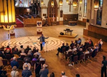 ലണ്ടനിലെ സെന്റ് പോൾസ് കത്തീഡ്രൽ പുതുക്കിപ്പണിത ശേഷം വിശ്വാസികൾക്കായി തുറന്നു