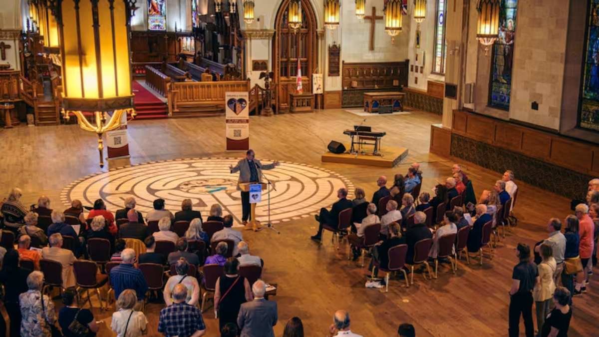 ലണ്ടനിലെ സെന്റ് പോൾസ് കത്തീഡ്രൽ പുതുക്കിപ്പണിത ശേഷം വിശ്വാസികൾക്കായി തുറന്നു