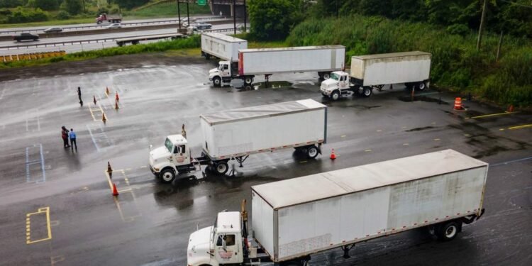 തൊഴിൽ നഷ്ട ഭീഷണിയിൽ യു.എസിലെ ട്രക്ക് ഡ്രൈവർമാർ: പുതിയ ഇംഗ്ലീഷ് ഭാഷാ നിയമങ്ങൾ പ്രാബല്യത്തിൽ 1 തൊഴിൽ നഷ്ട ഭീഷണിയിൽ യു.എസിലെ ട്രക്ക് ഡ്രൈവർമാർ: പുതിയ ഇംഗ്ലീഷ് ഭാഷാ നിയമങ്ങൾ പ്രാബല്യത്തിൽ