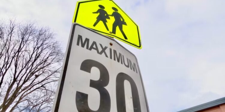 സ്കൂൾ സോണുകളിലെ വേഗപരിധി 24 മണിക്കൂറും ബാധകമോ?