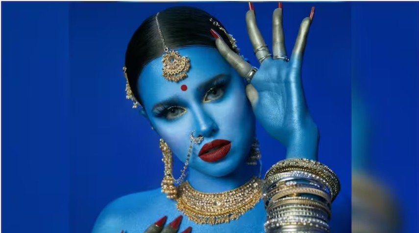 മാ കാളിയുടെ വേഷവും കയ്യിൽ കുരിശും; കനേഡിയൻ റാപ്പർക്കെതിരെ രൂക്ഷ വിമർശനം