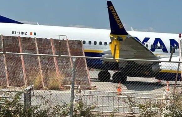 ഗ്രീക്ക് വിമാനത്താവളത്തിൽ അപകടം; ലണ്ടനിൽ നിന്നെത്തിയ വിമാനത്തിന്റെ ചിറക് തകർന്നു 1 ഗ്രീക്ക് വിമാനത്താവളത്തിൽ അപകടം; ലണ്ടനിൽ നിന്നെത്തിയ വിമാനത്തിന്റെ ചിറക് തകർന്നു