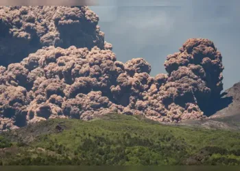 മൗണ്ട് എറ്റ്ന അഗ്നിപർവ്വതം പൊട്ടിത്തെറിച്ചു; ഭയപ്പെടുത്തി ദൃശ്യങ്ങൾ, ഭയന്നോടി സഞ്ചാരികൾ