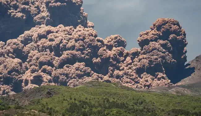 മൗണ്ട് എറ്റ്ന അഗ്നിപർവ്വതം പൊട്ടിത്തെറിച്ചു; ഭയപ്പെടുത്തി ദൃശ്യങ്ങൾ, ഭയന്നോടി സഞ്ചാരികൾ 1 മൗണ്ട് എറ്റ്ന അഗ്നിപർവ്വതം പൊട്ടിത്തെറിച്ചു; ഭയപ്പെടുത്തി ദൃശ്യങ്ങൾ, ഭയന്നോടി സഞ്ചാരികൾ