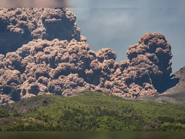 മൗണ്ട് എറ്റ്ന അഗ്നിപർവ്വതം പൊട്ടിത്തെറിച്ചു; ഭയപ്പെടുത്തി ദൃശ്യങ്ങൾ, ഭയന്നോടി സഞ്ചാരികൾ