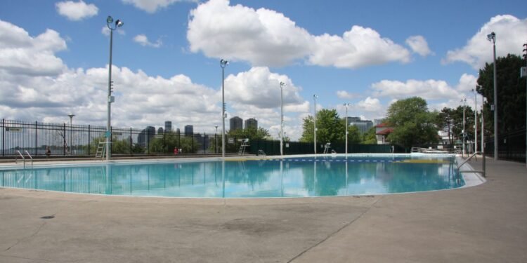 വേനൽക്കാലം ആഘോഷമാക്കാം; ടൊറന്റോയിലെ 15 നീന്തൽക്കുളങ്ങൾ ഈ വാരാന്ത്യത്തിൽ തുറക്കും