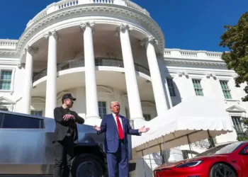 മസ്കിന്റെ കാറും വേണ്ട! ഇലോൺ മസ്കുമായുള്ള പോരിന് പിന്നാലെ ടെസ്ല കാർ വിൽക്കാനൊരുങ്ങി ട്രംപ്