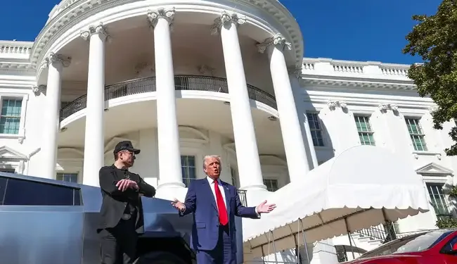 മസ്കിന്റെ കാറും വേണ്ട! ഇലോൺ മസ്കുമായുള്ള പോരിന് പിന്നാലെ ടെസ്ല കാർ വിൽക്കാനൊരുങ്ങി ട്രംപ്