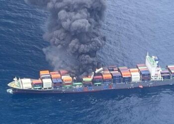 ഉ​ഗ്രസ്ഫോടനം, തീജ്വാല, രാസവസ്തുക്കൾ കടലിൽ: കേരള തീരത്ത് കത്തിയമർന്ന് കപ്പൽ; കാണാതായ 4 പേർക്കായി തിരച്ചിൽ