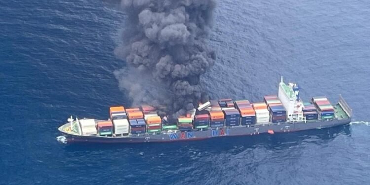 ഉഗ്രസ്ഫോടനം, തീജ്വാല, രാസവസ്തുക്കൾ കടലിൽ: കേരള തീരത്ത് കത്തിയമർന്ന് കപ്പൽ; കാണാതായ 4 പേർക്കായി തിരച്ചിൽ 1 ഉഗ്രസ്ഫോടനം, തീജ്വാല, രാസവസ്തുക്കൾ കടലിൽ: കേരള തീരത്ത് കത്തിയമർന്ന് കപ്പൽ; കാണാതായ 4 പേർക്കായി തിരച്ചിൽ