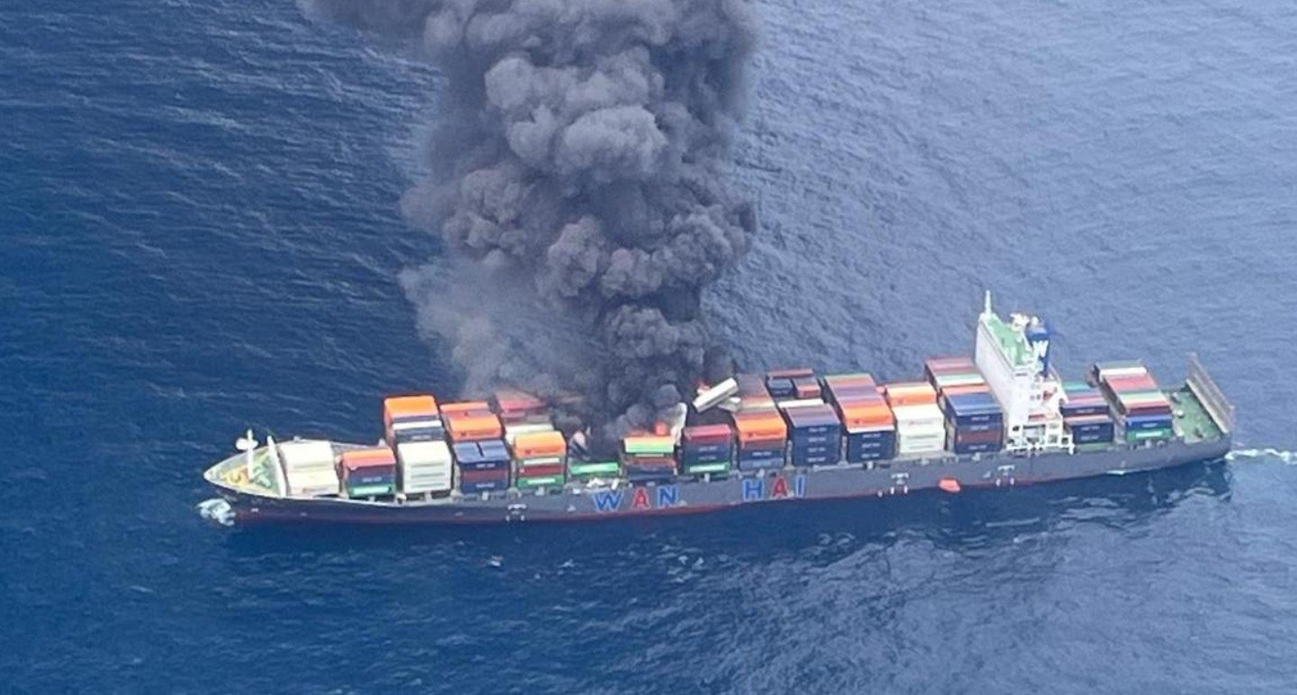 ഉ​ഗ്രസ്ഫോടനം, തീജ്വാല, രാസവസ്തുക്കൾ കടലിൽ: കേരള തീരത്ത് കത്തിയമർന്ന് കപ്പൽ; കാണാതായ 4 പേർക്കായി തിരച്ചിൽ