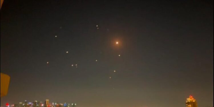 തിരിച്ചടി തുടങ്ങി ഇറാൻ, യുഎസ് സൈനികത്താവളത്തിൽ മിസൈലാക്രമണം; വ്യോമഗതാഗതം നിലച്ചു 1 തിരിച്ചടി തുടങ്ങി ഇറാൻ, യുഎസ് സൈനികത്താവളത്തിൽ മിസൈലാക്രമണം; വ്യോമഗതാഗതം നിലച്ചു