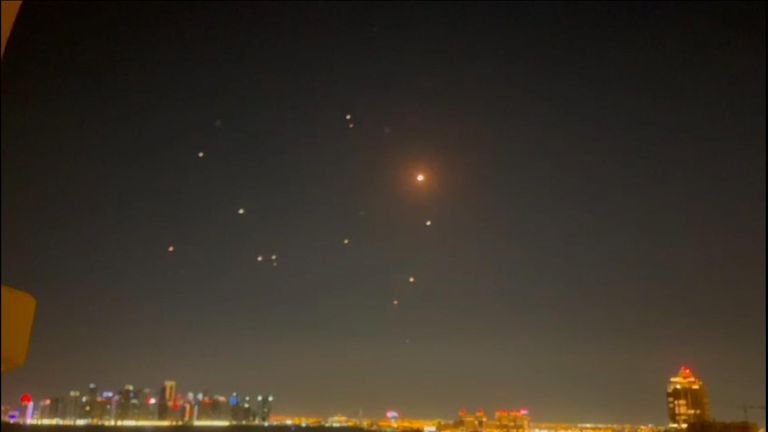 തിരിച്ചടി തുടങ്ങി ഇറാൻ, യുഎസ് സൈനികത്താവളത്തിൽ മിസൈലാക്രമണം; വ്യോമഗതാഗതം നിലച്ചു