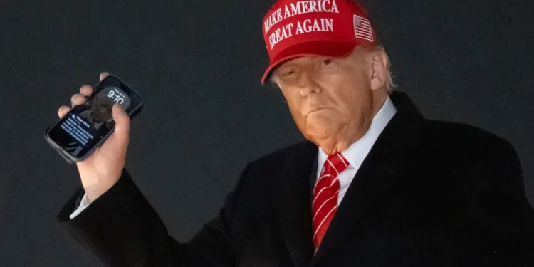 സ്വന്തം പേരിൽ സ്മാർട്ഫോണുമായി ട്രംപ്; റീചാർജ് പ്ലാനും പ്രഖ്യാപിച്ചു 1 സ്വന്തം പേരിൽ സ്മാർട്ഫോണുമായി ട്രംപ്; റീചാർജ് പ്ലാനും പ്രഖ്യാപിച്ചു