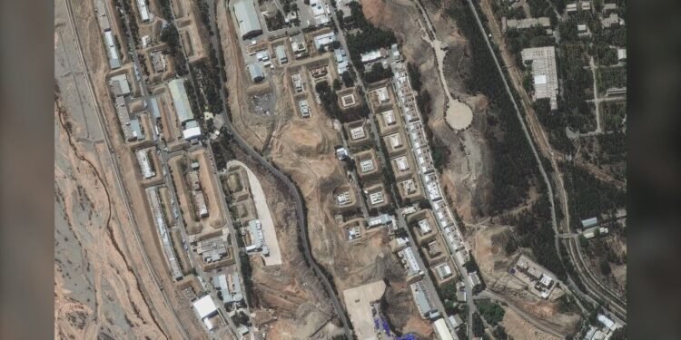 ഇറാൻ- ഇസ്രയേൽ സംഘർഷം; ആണവകേന്ദ്രത്തിന് സമീപം സ്ഫോടനങ്ങൾ; ജറുസലേമിൽ സൈറൺ മുഴങ്ങി