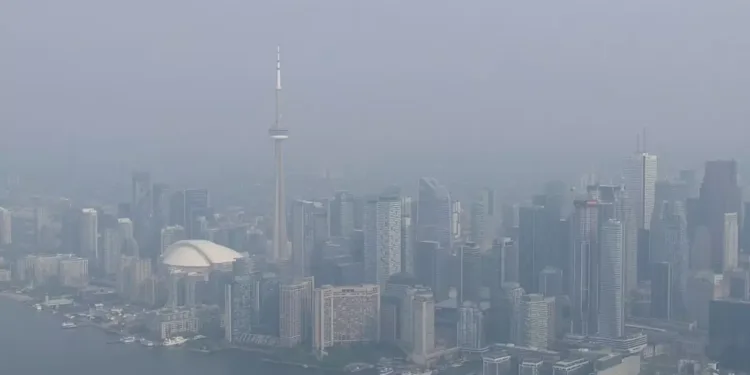 പുകയിൽ മുങ്ങി ടോറന്റോ; വായു മലിനീകരണം രൂക്ഷം, ജാഗ്രത നിർദ്ദേശം!