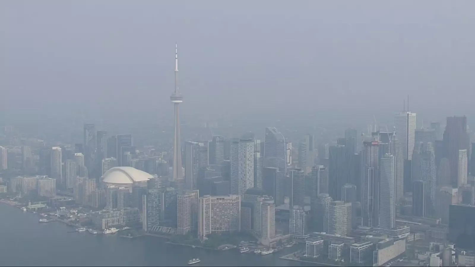 പുകയിൽ മുങ്ങി ടോറന്റോ; വായു മലിനീകരണം രൂക്ഷം, ജാഗ്രത നിർദ്ദേശം!