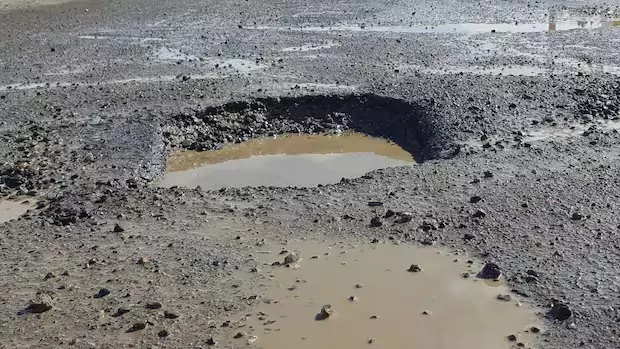 കാനഡയിൽ റോഡിലെ കുഴികൾ കാരണം ബില്യൺ ഡോളറിന്റെ നഷ്ടം; പരിഹാര മാർഗങ്ങൾ അന്വേഷിക്കുന്നു