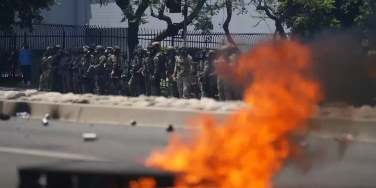 ലോസാഞ്ചൽസിൽ കുടിയേറ്റ റെയ്ഡുകൾക്കെതിരെ വ്യാപക പ്രതിഷേധം; 2,000 National Guard troops  വിന്യസിപ്പിച്ച് ട്രംപ്