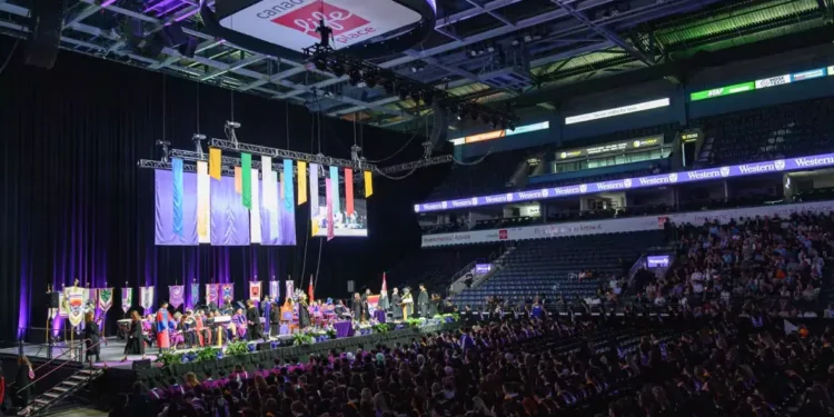 വെസ്റ്റേൺ യൂണിവേഴ്സിറ്റിയിൽ വസന്തകാല കോൺവെക്കേഷൻ ആരംഭിച്ചു: 6,700 വിദ്യാർത്ഥികൾക്ക് ബിരുദം