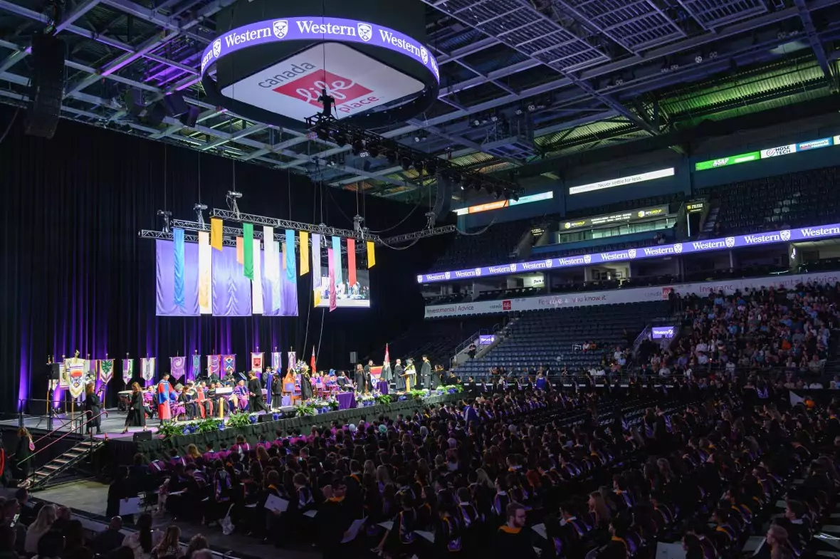 വെസ്റ്റേൺ യൂണിവേഴ്സിറ്റിയിൽ വസന്തകാല കോൺവെക്കേഷൻ ആരംഭിച്ചു: 6,700 വിദ്യാർത്ഥികൾക്ക് ബിരുദം