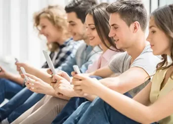 കനേഡിയൻ സ്കൂളുകളിലെ സെൽഫോൺ നിരോധനം – ഒരു വർഷത്തിനു ശേഷം പോസിറ്റീവ് ഫലങ്ങൾ