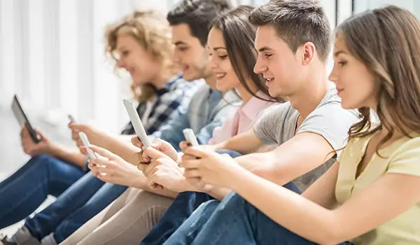 കനേഡിയൻ സ്കൂളുകളിലെ സെൽഫോൺ നിരോധനം – ഒരു വർഷത്തിനു ശേഷം പോസിറ്റീവ് ഫലങ്ങൾ