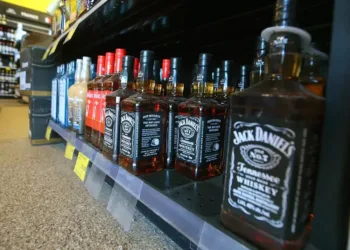 ആൽബർട്ട – അമേരിക്കൻ മദ്യ ഇറക്കുമതി നിരോധനം പിൻവലിച്ചു; വ്യാപാര സ്വാധീനത്തിൽ അനിശ്ചിതത്വം തുടരുന്നു